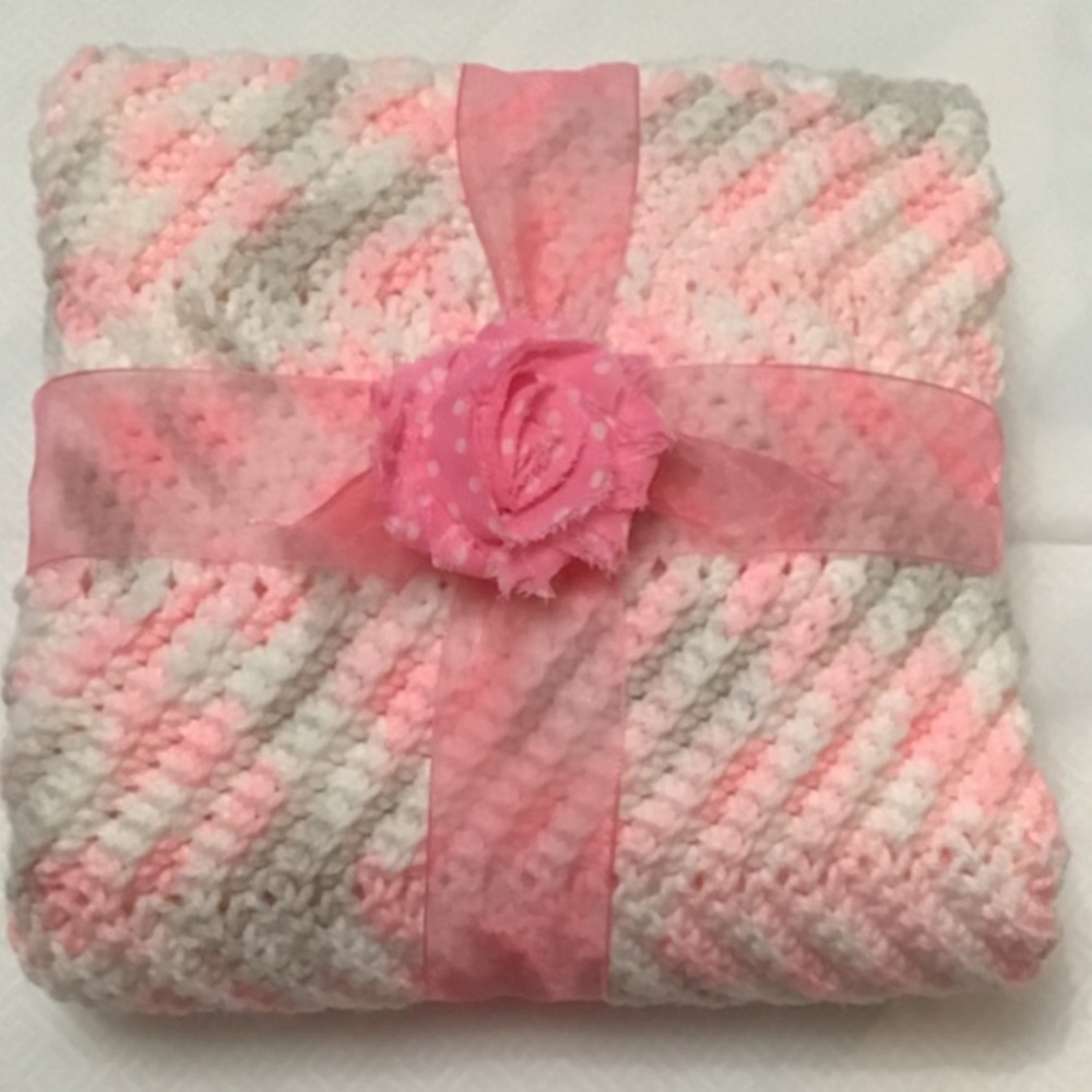 ❤️ Grandma’s Crochet Throw/Baby Blanket in Pink/White/Grey Chevron Pattern